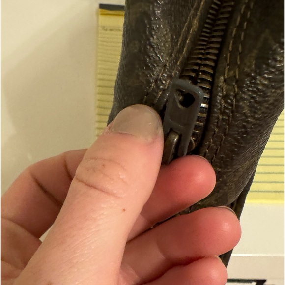 Vintage Louis Vuitton makeup bag - Picture 8 of 10